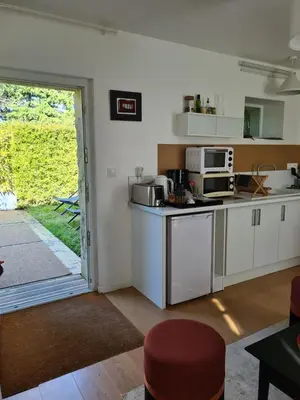 Cuisine ou kitchenette dans l'établissement Maisonnette Plage d Omaha Beach