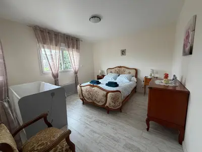 Un ou plusieurs lits dans un hébergement de l'établissement Ecume maison spacieuse lumineuse 1km de la plage vue mer plage d'Asnelles, en plein coeur des plages du débarquement, 2 sdb, 2 WC, parking privatif, terrasse, jardin, table de ping pong aux beaux jours, près de Bayeux