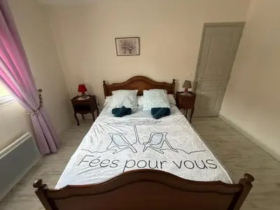 Un ou plusieurs lits dans un hébergement de l'établissement Ecume maison spacieuse lumineuse 1km de la plage vue mer plage d'Asnelles, en plein coeur des plages du débarquement, 2 sdb, 2 WC, parking privatif, terrasse, jardin, table de ping pong aux beaux jours, près de Bayeux