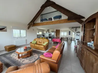 Cuisine ou kitchenette dans l'établissement Ecume maison spacieuse lumineuse 1km de la plage vue mer plage d'Asnelles, en plein coeur des plages du débarquement, 2 sdb, 2 WC, parking privatif, terrasse, jardin, table de ping pong aux beaux jours, près de Bayeux