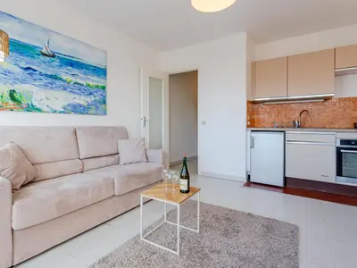Cuisine ou kitchenette dans l'établissement Apartment Les Caravelles-7 by Interhome