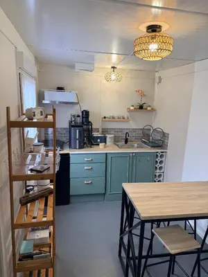 Cuisine ou kitchenette dans l'établissement Le Petit Lodge