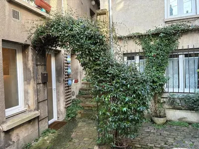 Jardin de l'établissement Logement paisible dans une jolie cour intérieure