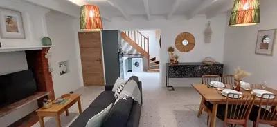 Télévision ou salle de divertissement dans l'établissement Maison de pêcheur rénovée à deux pas du port