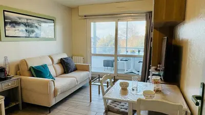 Coin salon dans l'établissement L'Escale du Quai, Appartement calme sur le port de Courseulles