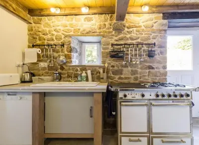 Cuisine ou kitchenette dans l'établissement Gîte au calme dans corps de ferme entre mer et campagne