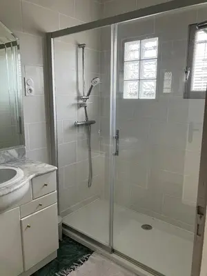 Salle de bains dans l'établissement maison individuelle, familiale et spacieuse