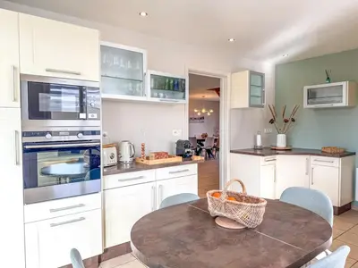 Cuisine ou kitchenette dans l'établissement L'Embellie - à 150m de la mer - Pétanque - Poêle à bois - Paisible