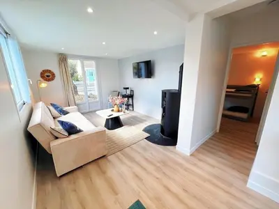 Télévision ou salle de divertissement dans l'établissement La brise au pied de la plage