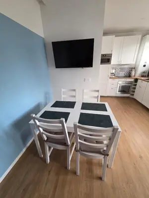 Cuisine ou kitchenette dans l'établissement Charmante maison de bord de mer avec terrasse
