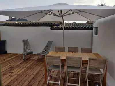 Balcon ou terrasse dans l'établissement Charmante maison de bord de mer avec terrasse