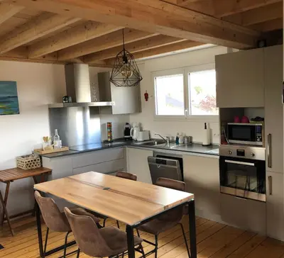 Cuisine ou kitchenette dans l'établissement La flibustiere maison de pecheur calme et authentique
