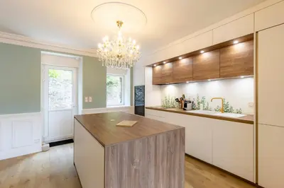 Cuisine ou kitchenette dans l'établissement Maison de Pêcheur à Cancale, Jardin et Sauna - Le Jardin Suspendu