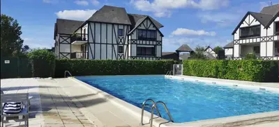 Piscine de l'établissement Cottage cosy avec jardin, piscine, tennis et parking ou située à proximité