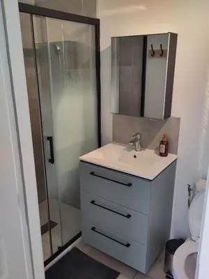 Salle de bains dans l'établissement Maison lumineuse avec terrasse et jardin - Caen