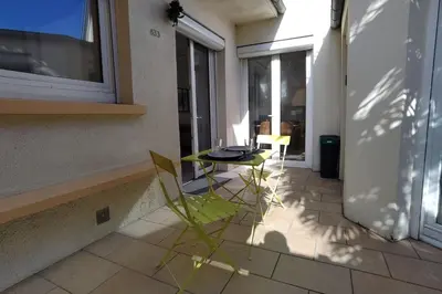 Balcon ou terrasse dans l'établissement Maison lumineuse avec terrasse et jardin - Caen