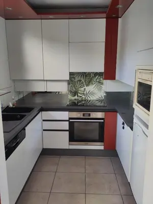 Cuisine ou kitchenette dans l'établissement Maison lumineuse avec terrasse et jardin - Caen