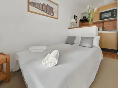Un ou plusieurs lits dans un hébergement de l'établissement Vue panoramique, studio front de mer avec parking