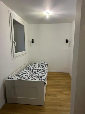 Un ou plusieurs lits dans un hébergement de l'établissement Charmant studio avec jardin arboré 15 min de Caen