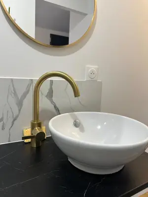 Salle de bains dans l'établissement Charmant studio avec jardin arboré 15 min de Caen