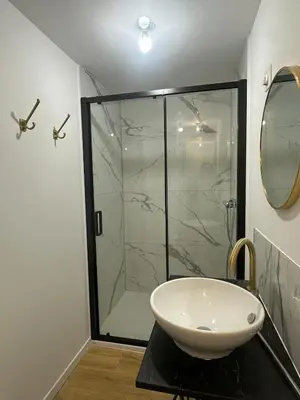 Salle de bains dans l'établissement Charmant studio avec jardin arboré 15 min de Caen