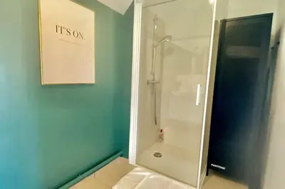 Salle de bains dans l'établissement Vue imprenable sur le Château de Caen