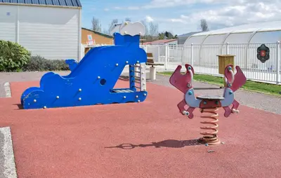 Aire de jeux pour enfants de l'établissement Mobile-Home Proche Mer 400M