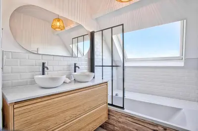 Salle de bains dans l'établissement L'Évasion Normande - Piscine & Jardin - 12P 6 BDR