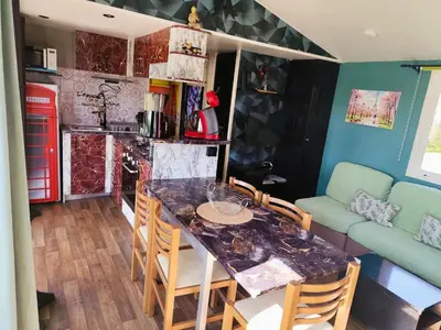 Cuisine ou kitchenette dans l'établissement Bungalow accueillant à La Haye avec piscine