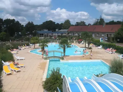 Piscine de l'établissement Bungalow accueillant à La Haye avec piscine ou située à proximité