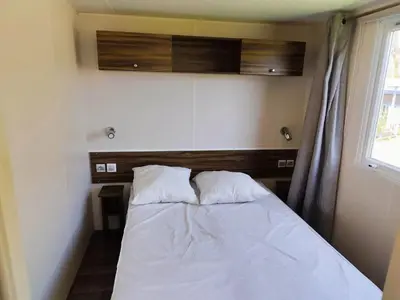 Un ou plusieurs lits dans un hébergement de l'établissement Bungalow 3 chambres à La Haye