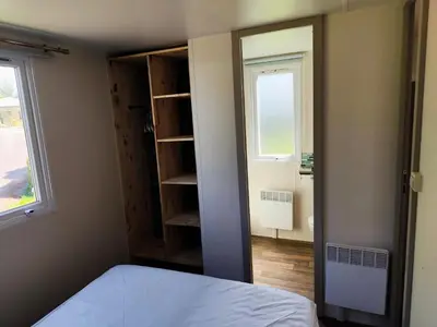 Un ou plusieurs lits dans un hébergement de l'établissement Bungalow 3 chambres à La Haye