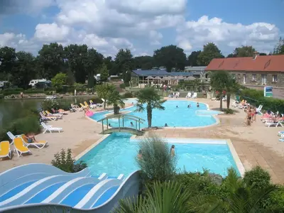 Piscine de l'établissement Bungalow 3 chambres à La Haye ou située à proximité
