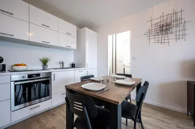 Cuisine ou kitchenette dans l'établissement Le Ptit Charmant - 1km de la Plage