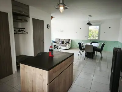 Cuisine ou kitchenette dans l'établissement Sweet Omaha maison spacieuse avec jardin clos belle terrasse 4 chambres 2 sdb 2 wc parking privatif 2 kms plage d'Omaha Beach, 5 mn en voiture superette, proche Port en Bessin