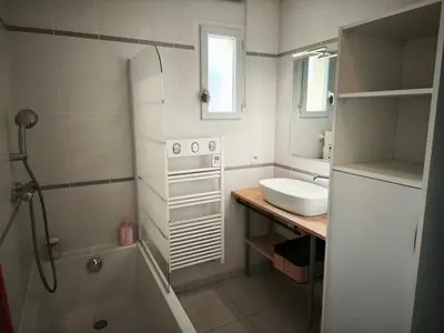 Salle de bains dans l'établissement Sweet Omaha maison spacieuse avec jardin clos belle terrasse 4 chambres 2 sdb 2 wc parking privatif 2 kms plage d'Omaha Beach, 5 mn en voiture superette, proche Port en Bessin