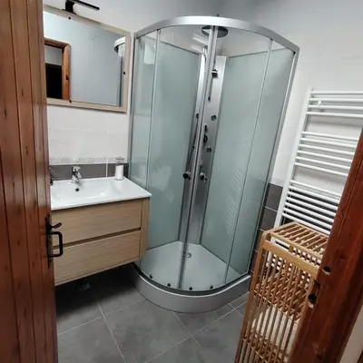 Salle de bains dans l'établissement Refuge Bord de Mer, 50m plage Jardin et Parking privé