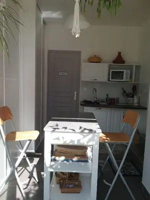 Cuisine ou kitchenette dans l'établissement Chambre d'hôtes La Meauffre à la porte de Granville