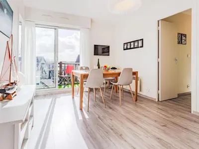Télévision ou salle de divertissement dans l'établissement Apartment Le Surcouf-4 by Interhome