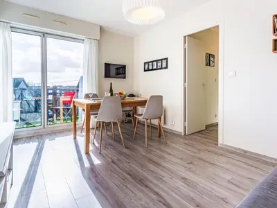 Télévision ou salle de divertissement dans l'établissement Apartment Le Surcouf-4 by Interhome