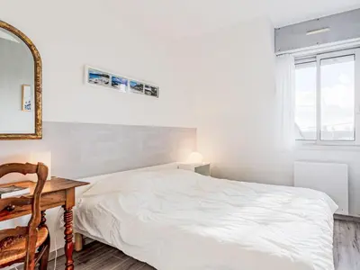 Un ou plusieurs lits dans un hébergement de l'établissement Apartment Le Surcouf-4 by Interhome