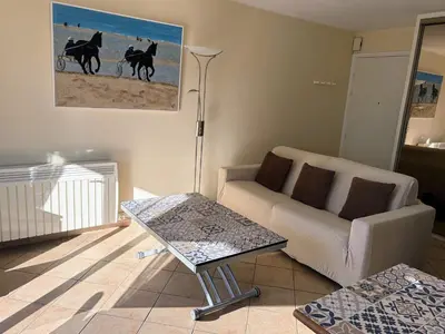 Coin salon dans l'établissement Agréable appartement 2 chambres, balcon, calme et soleil