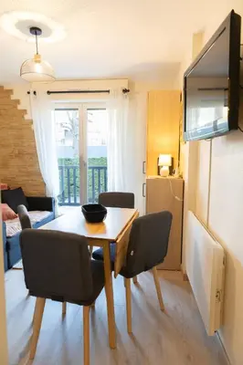Télévision ou salle de divertissement dans l'établissement T2 rénové accès direct plage