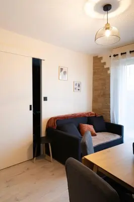Coin salon dans l'établissement T2 rénové accès direct plage