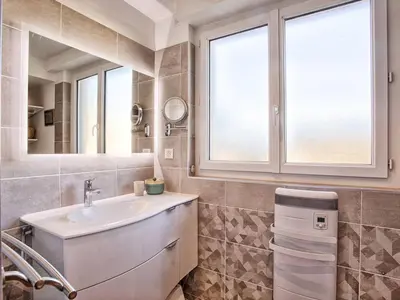 Salle de bains dans l'établissement Appartement au cœur de la station, vue mer - 5 pers. - FR-1-788-101