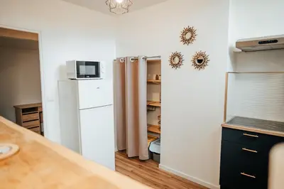 Cuisine ou kitchenette dans l'établissement Kadéraf