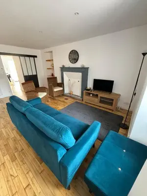 Télévision ou salle de divertissement dans l'établissement Charmante maison en granit