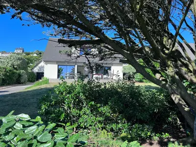 Jardin de l'établissement tout confort bord de mer, vue mer