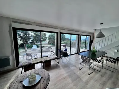 Coin salon dans l'établissement tout confort bord de mer, vue mer