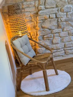 Coin salon dans l'établissement Gîte le petit Hérils